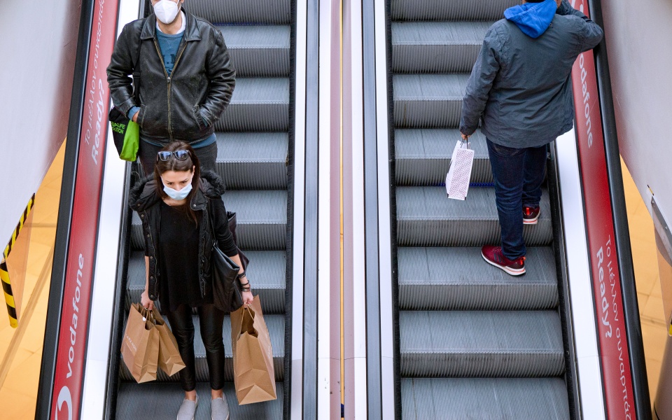 Πρεμιέρα για τα εμπορικά κέντρα με μέτρα και αποστάσεις-4