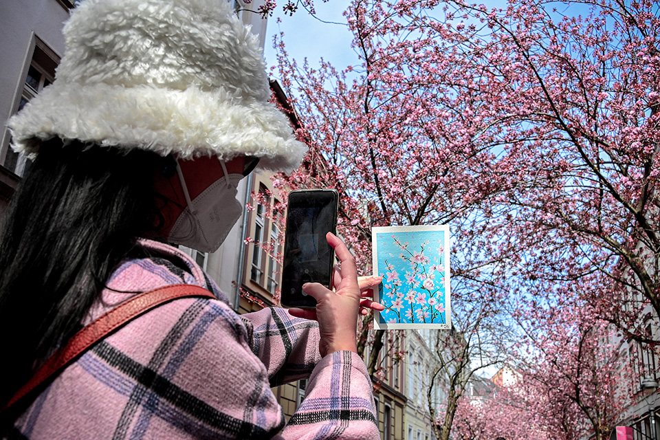 Με γαλάζιο φόντο