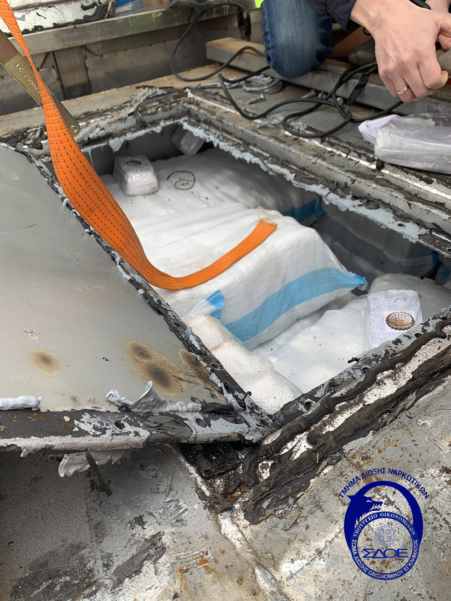 ΣΔΟΕ: Πώς εντοπίστηκαν οι 4,3 τόνοι κάνναβης στο λιμάνι του Πειραιά (φωτογραφίες – βίντεο)-4