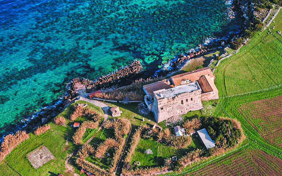 ενα-καστρομονάστηρο-του-13ου-αιώνα-μπορ-561317245