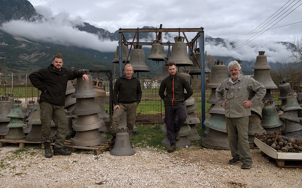οι-τελευταίοι-καμπανοποιοί-561345298