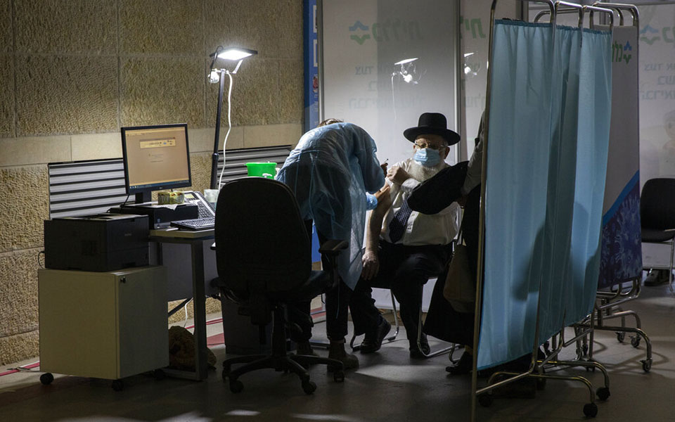 τι-ισχύει-ανά-χώρα-για-τα-εμβόλια-astrazeneca-και-561330742