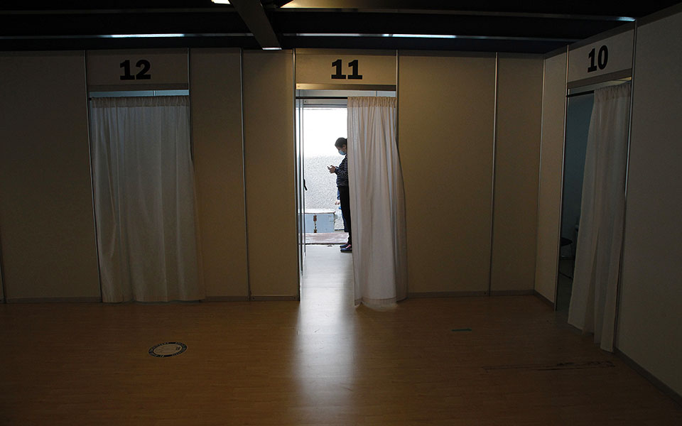 Τι ισχύει ανά χώρα για τα εμβόλια AstraZeneca και Johnson & Johnson-2