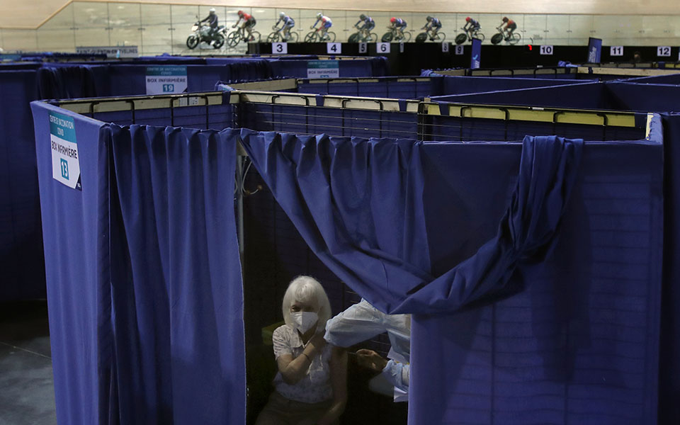 Τι ισχύει ανά χώρα για τα εμβόλια AstraZeneca και Johnson & Johnson-5