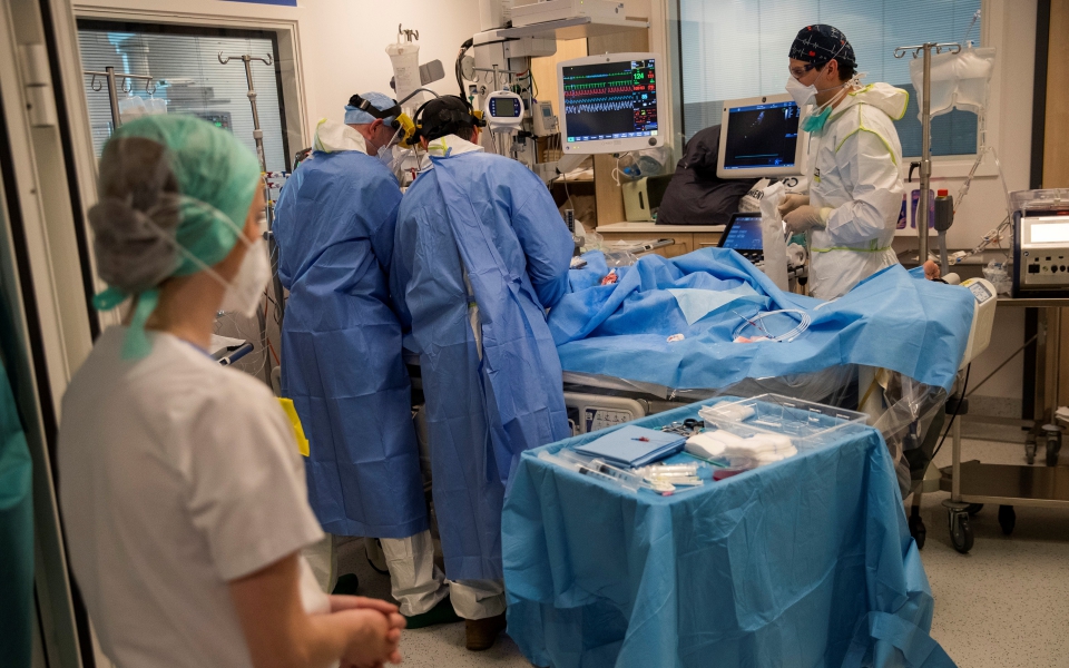 κορωνοϊός-3-833-κρούσματα-819-διασωληνωμένο-561332239