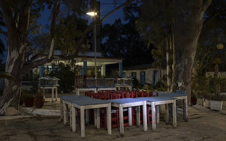 Περιμένοντας σιωπηλά το άνοιγμα: Οι καφετέριες της Αθήνας εν μέσω lockdown (εικόνες)-11