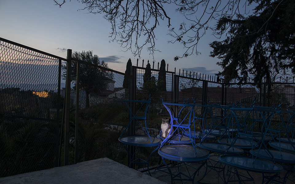 Περιμένοντας σιωπηλά το άνοιγμα: Οι καφετέριες της Αθήνας εν μέσω lockdown (εικόνες)-14