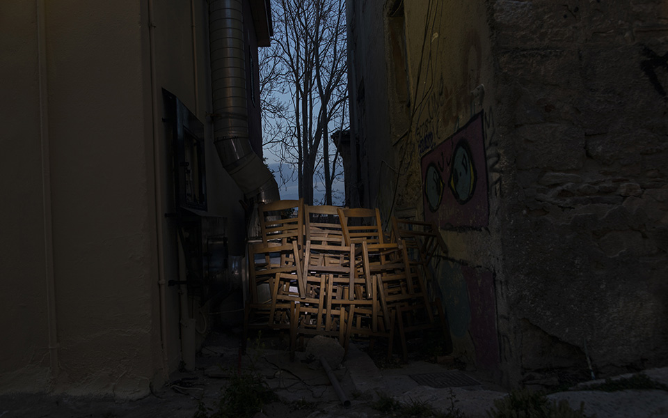 Περιμένοντας σιωπηλά το άνοιγμα: Οι καφετέριες της Αθήνας εν μέσω lockdown (εικόνες)-1