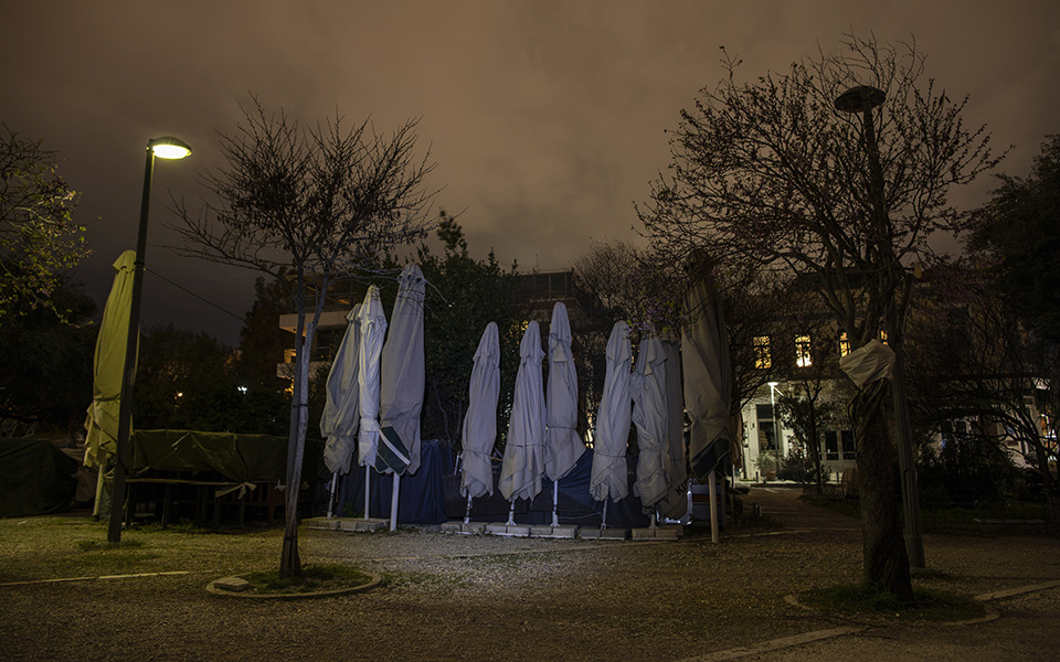 Περιμένοντας σιωπηλά το άνοιγμα: Οι καφετέριες της Αθήνας εν μέσω lockdown (εικόνες)-12