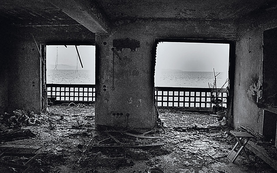 ένα-σπίτι-μέσα-από-τις-στάχτες-561338389