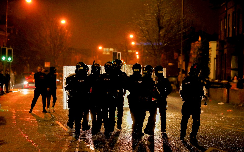 Φωτιές και τραυματίες από επεισόδια Προτεσταντών στο Μπέλφαστ (εικόνες)-4