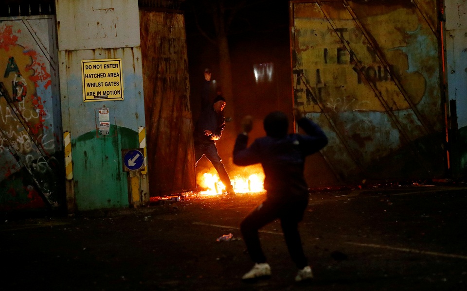 Φωτιές και τραυματίες από επεισόδια Προτεσταντών στο Μπέλφαστ (εικόνες)-3