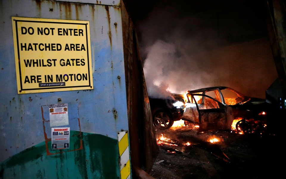 Φωτιές και τραυματίες από επεισόδια Προτεσταντών στο Μπέλφαστ (εικόνες)-2