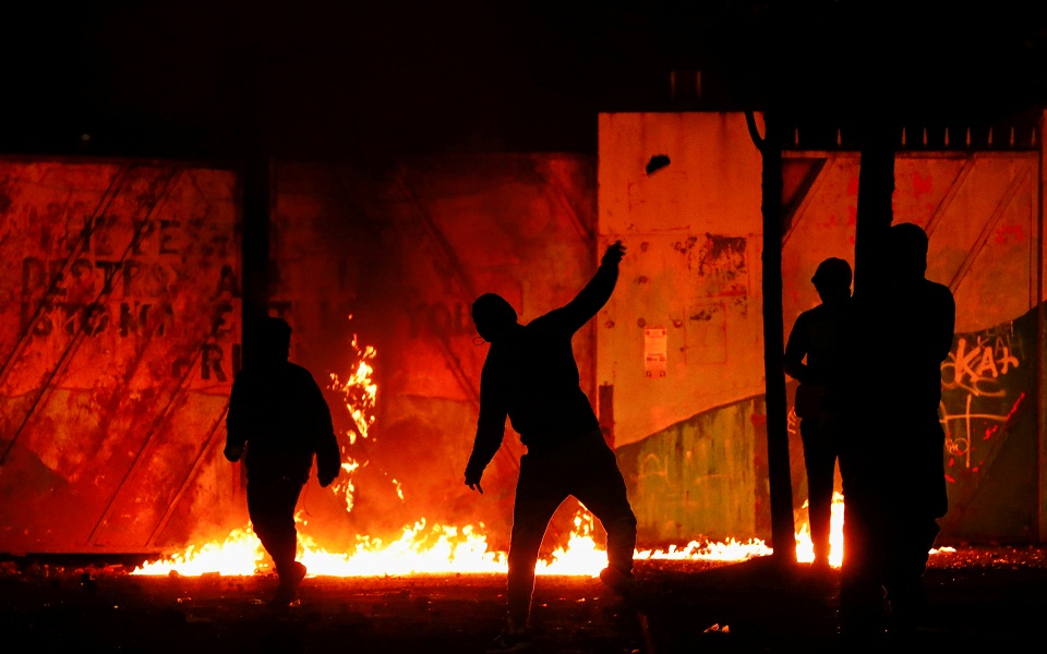 Φωτιές και τραυματίες από επεισόδια Προτεσταντών στο Μπέλφαστ (εικόνες)-1