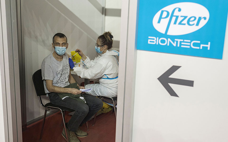 εμβόλιο-pfizer-θα-χρειαστεί-και-τρίτη-δόση-561332518
