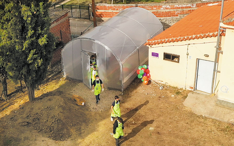 κάνοντας-όνειρα-γύρω-από-ένα-θερμοκήπ-561314167