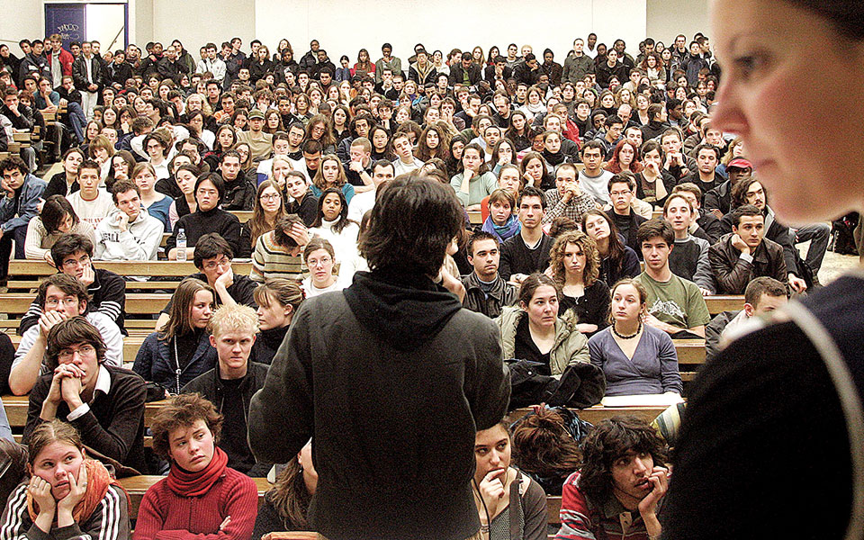 στο-17-ανήλθε-η-ανεργία-των-νέων-στην-ευρ-561315532