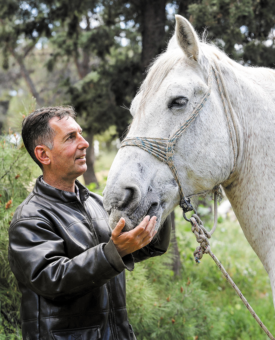 Ο τελευταίος αμαξάς της Ακρόπολης Γιώργος Σταυρίδης και ο κατάλευκος Μάκης μάς περιμένουν για βόλτα-3