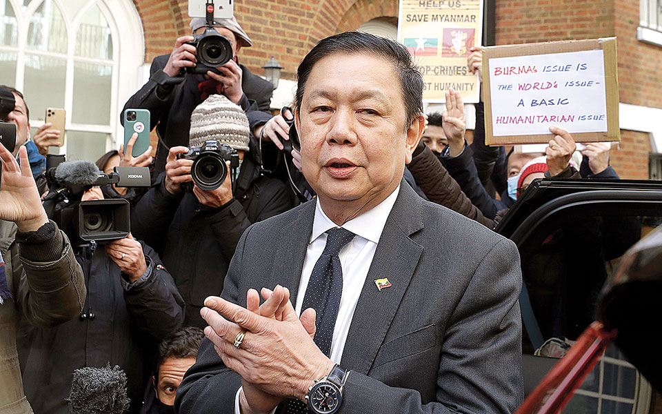 οι-πραξικοπηματίες-απέκλεισαν-τον-πρ-561323830