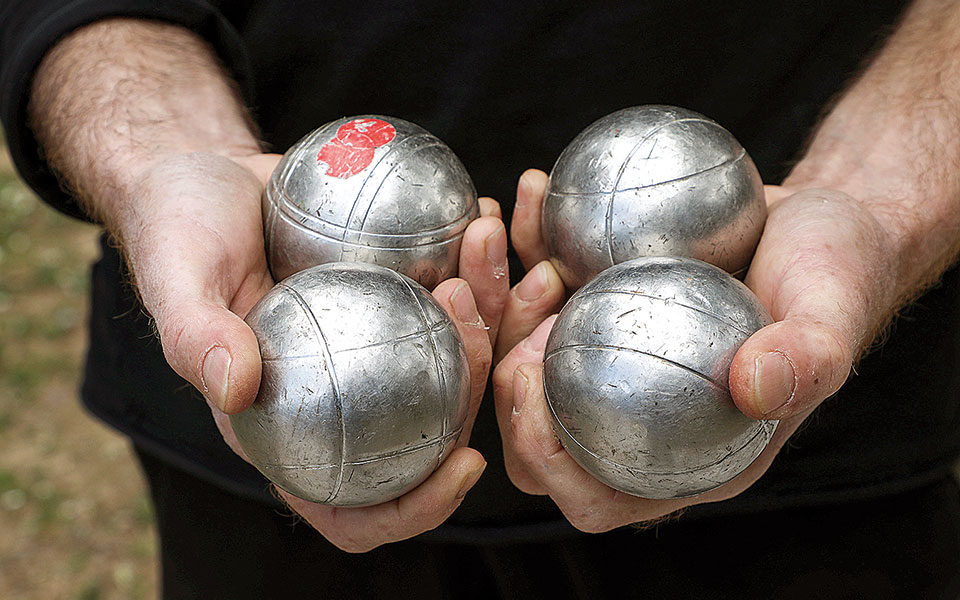 πετάνκ-στη-σκιά-της-ακρόπολης-μια-απρό-561324493