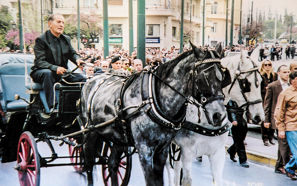 ο-τελευταίος-αμαξάς-της-ακρόπολης-γιώ-561327247