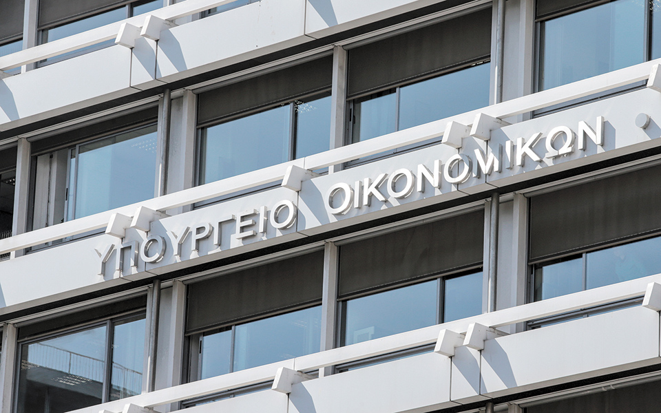 η-λεπτή-κόκκινη-γραμμή-μεταξύ-ελλειμμ-561326770