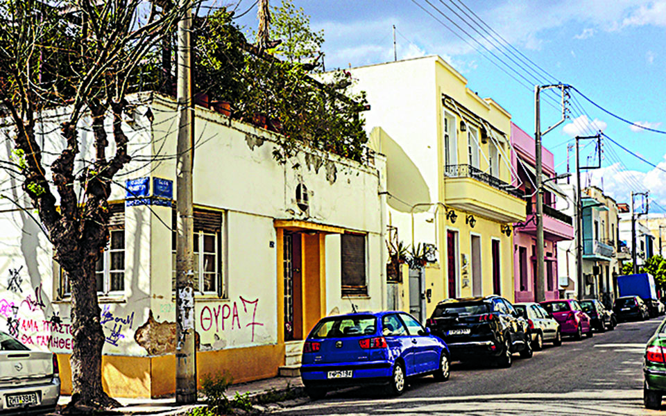 στην-οδό-ισμήνης-παρέα-με-τις-σκιές-των-561333631