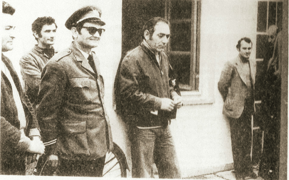 Στράτος Διονυσίου: Τραγουδούσε κι άκουγες την ψυχή του-1