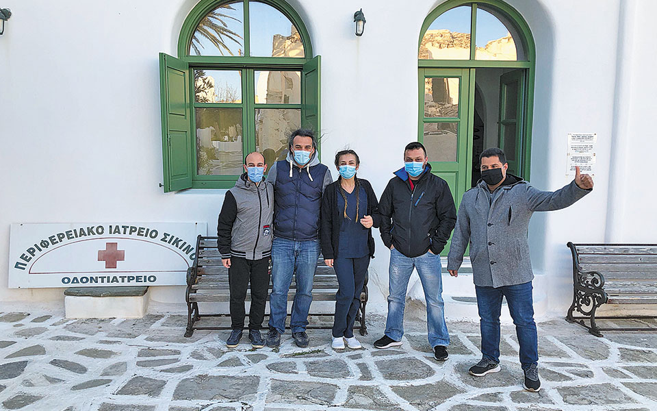 οι-κάτοικοι-της-σικίνου-ετοιμάζονται-561330337