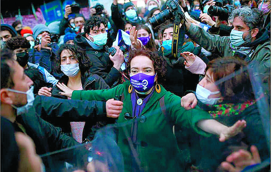 οι-αντίθετοι-κόσμοι-μιας-χώρας-561334588