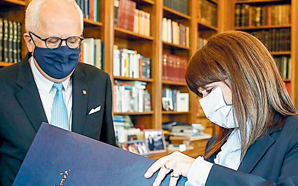 η-τράπεζα-πειραιώς-στην-πρόεδρο-της-δη-561334549