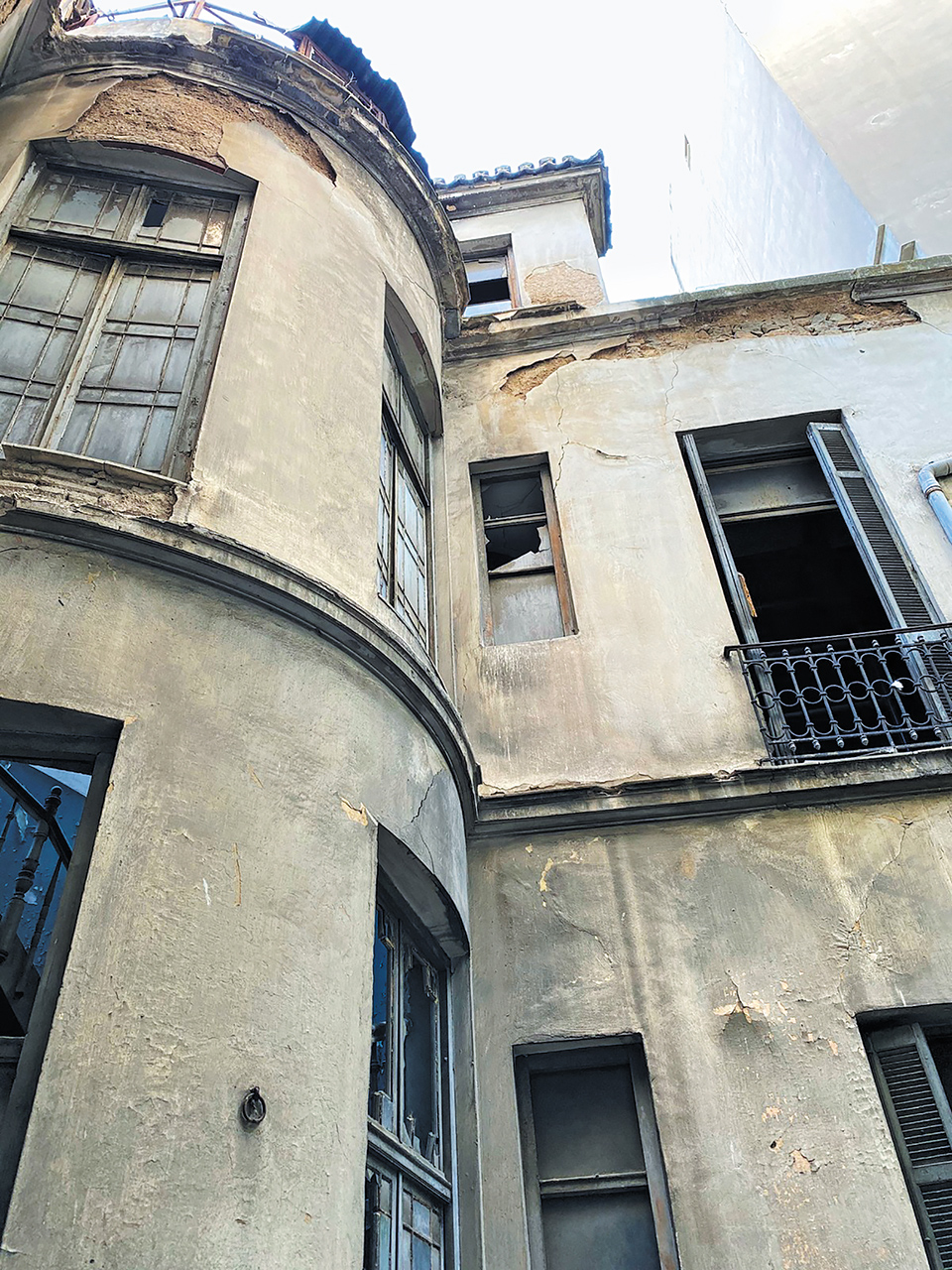 Τινάζοντας τη… λήθη από κτίρια της Αθήνας-3