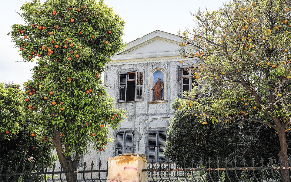 τινάζοντας-τη-λήθη-από-κτίρια-της-αθ-561342265
