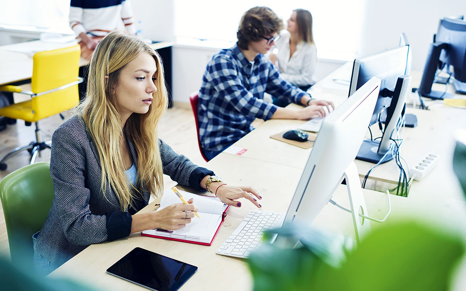 εργασία-παραμένει-μεγάλο-το-χάσμα-γυν-561339772