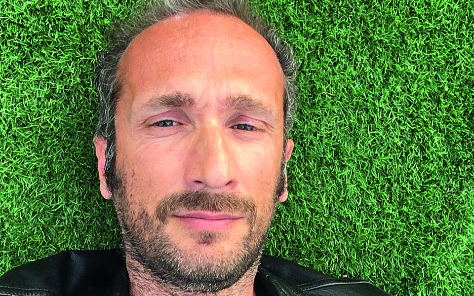 ενα-εικοσιτετράωρο-με-τον-τραγουδοπο-561347677