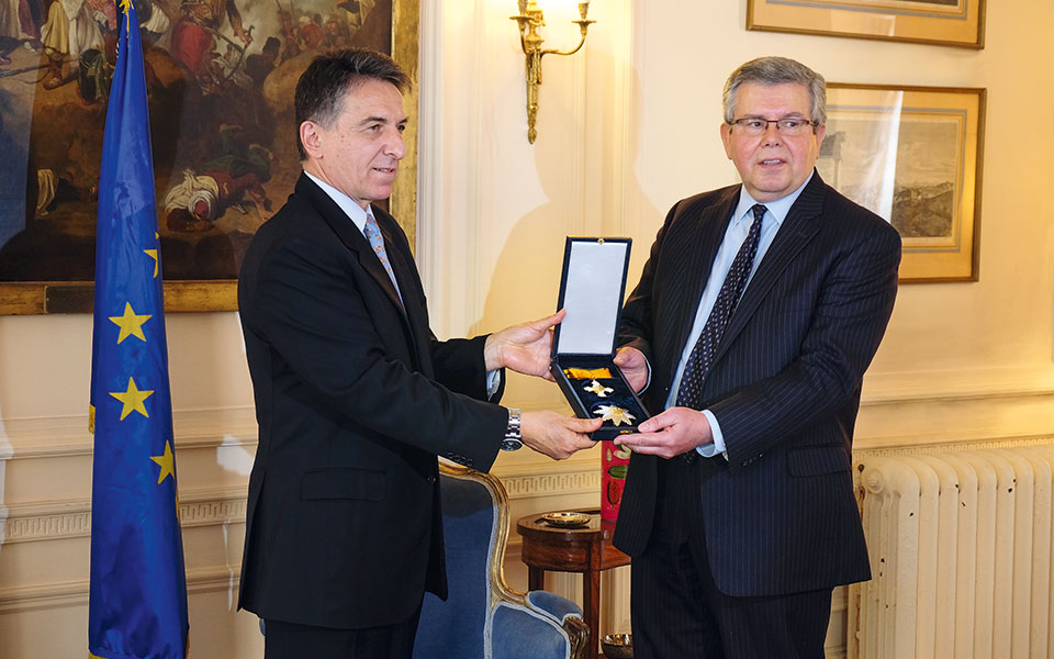 ο-ελληνας-πρέσβης-στο-λονδίνο-παρασημ-561347317