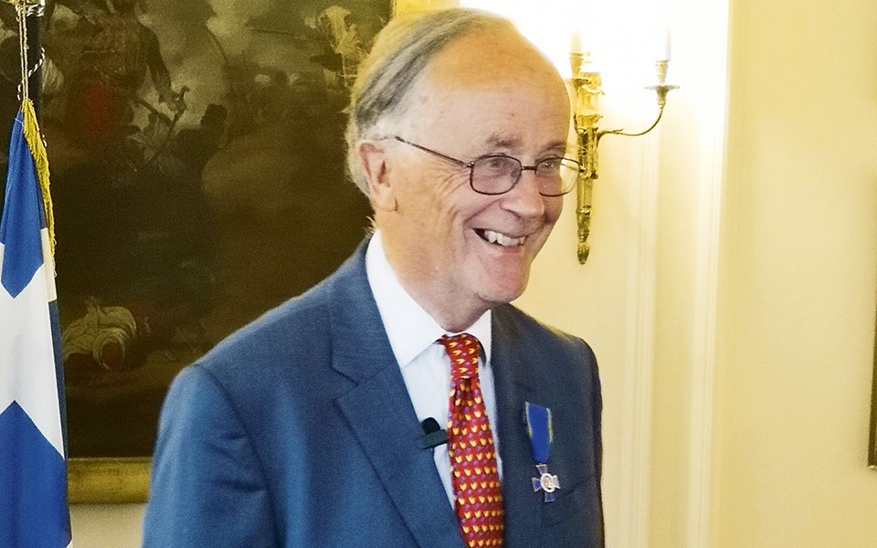 Ο Ελληνας πρέσβης στο Λονδίνο παρασημοφόρησε σπουδαίους φιλέλληνες-2