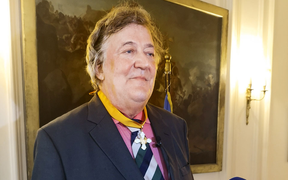 Ο Ελληνας πρέσβης στο Λονδίνο παρασημοφόρησε σπουδαίους φιλέλληνες-1