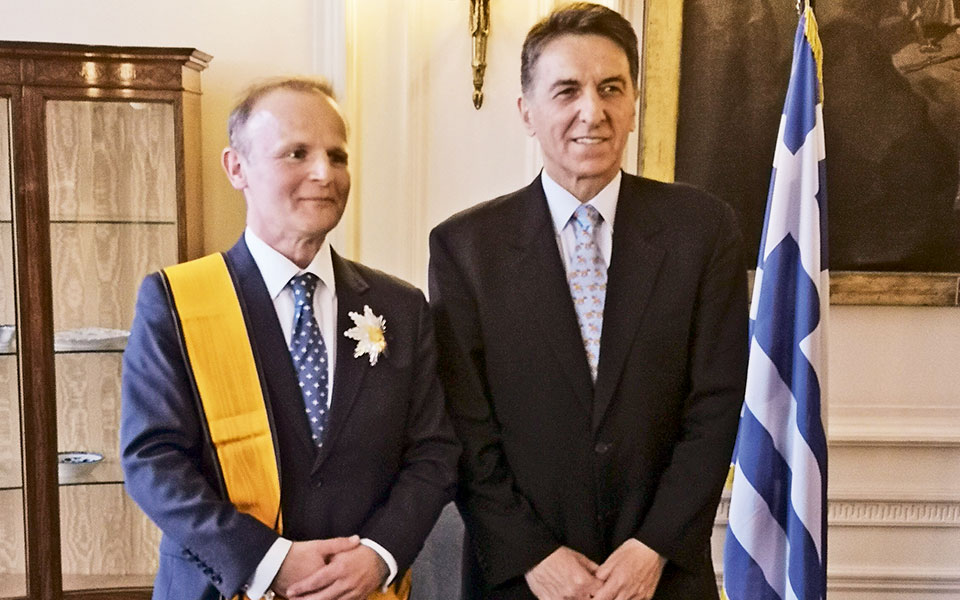 Ο Ελληνας πρέσβης στο Λονδίνο παρασημοφόρησε σπουδαίους φιλέλληνες-3