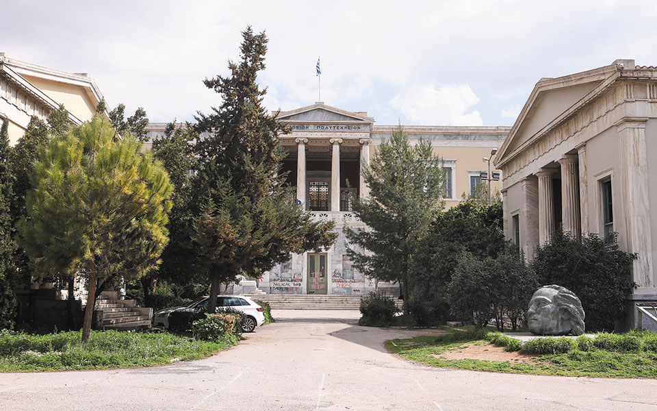 διά-ζώσης-οι-κατατακτήριες-εξετάσεις-561346963