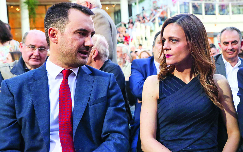 γιατί-ο-τσίπρας-ανακατεύει-τη-βιτρίν-561349450