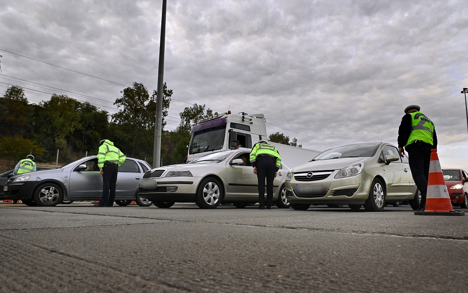 πάνω-από-300-οχήματα-υποχρεώθηκαν-σε-ανα-561343258