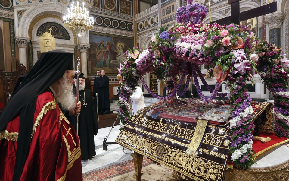 με-κατάνυξη-μάσκες-και-αποστάσεις-το-π-561350293