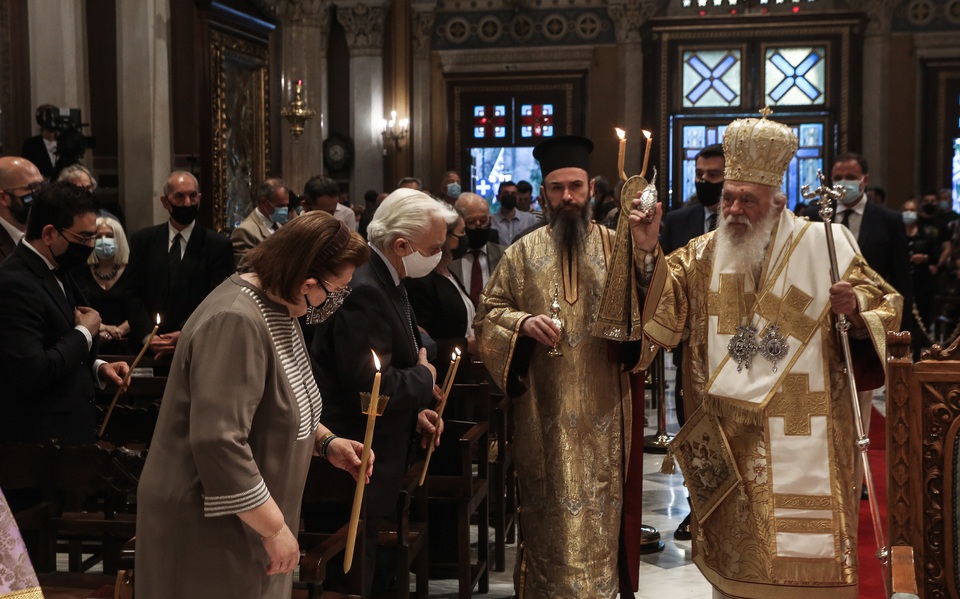 Με κατάνυξη, μάσκες και αποστάσεις το προσκύνημα του Επιταφίου (εικόνες)-3
