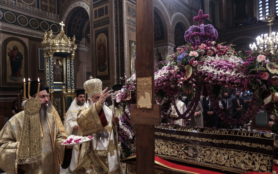 Με κατάνυξη, μάσκες και αποστάσεις το προσκύνημα του Επιταφίου (εικόνες)-2