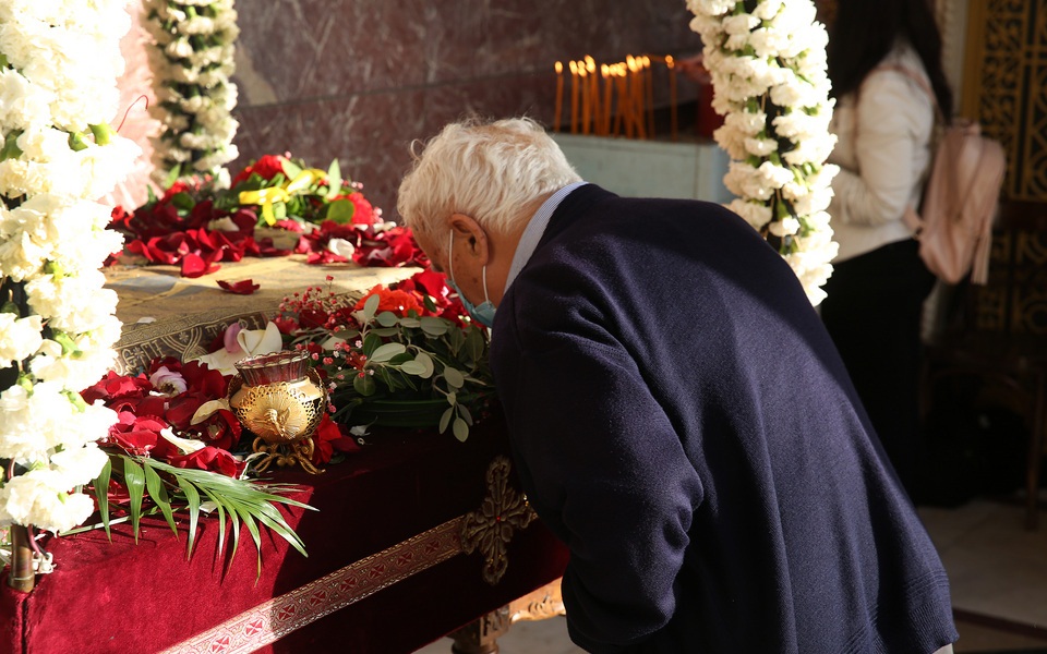 Με κατάνυξη, μάσκες και αποστάσεις το προσκύνημα του Επιταφίου (εικόνες)-1