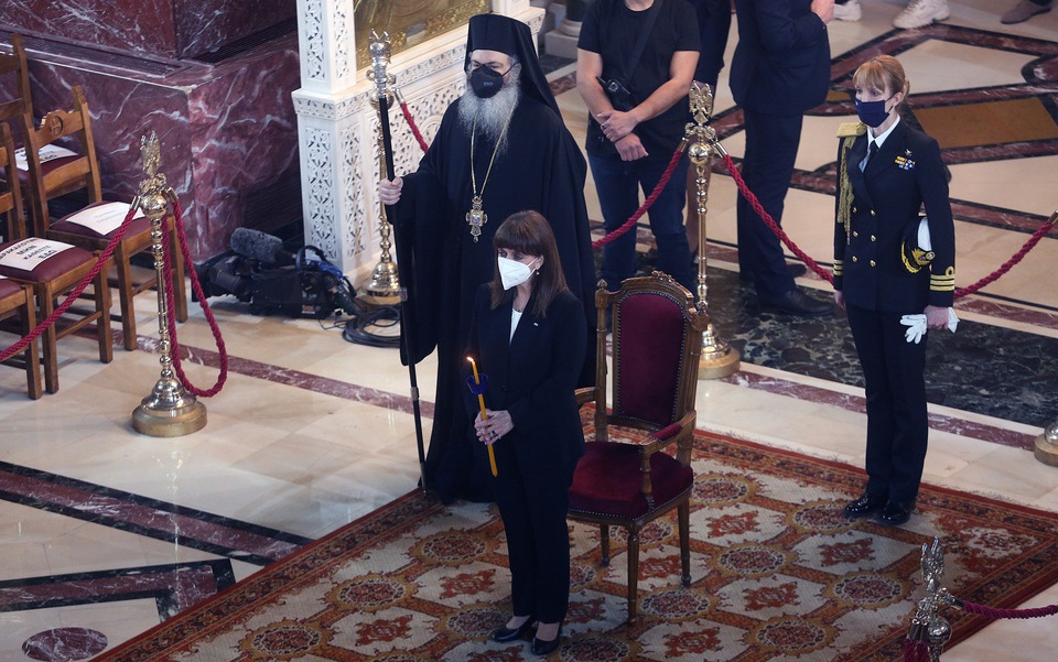 Με κατάνυξη, μάσκες και αποστάσεις το προσκύνημα του Επιταφίου (εικόνες)-4