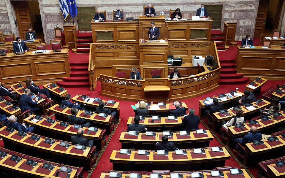 σύγκρουση-για-εμβόλια-και-self-tests-στη-βουλή-561316852