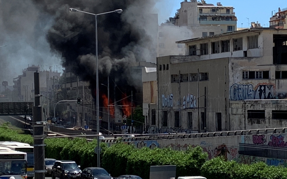 πυρκαγιά-σε-κτίριο-στον-πειραιά-561339028