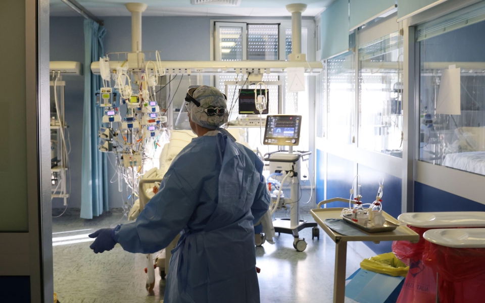 κορωνοϊός-3-067-νέα-κρούσματα-824-διασωληνω-561333427